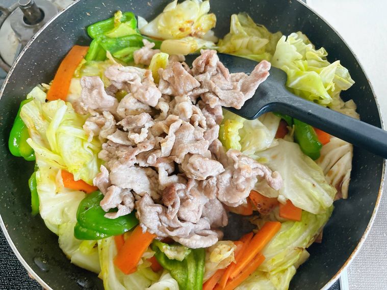 フライパンに豚こま肉を戻した様子