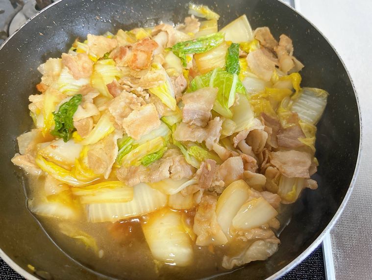 フライパンに入った白菜と豚バラ肉のうま煮