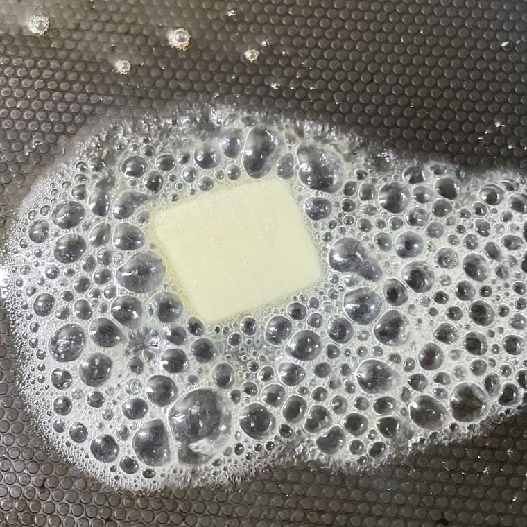 フライパンの上でバターが溶けている様子