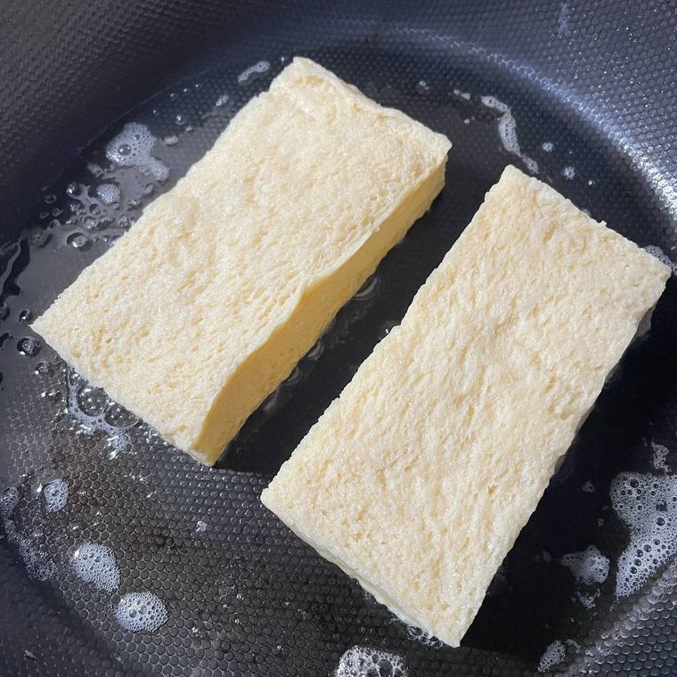 フライパンで焼いているフレンチトースト