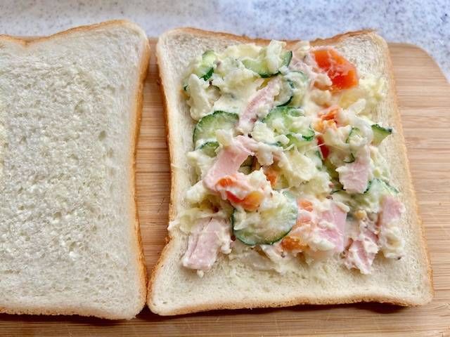 ポテトサラダをのせた食パン