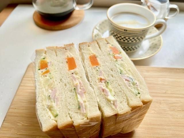 カットした断面をみせているポテトサラダサンドイッチ