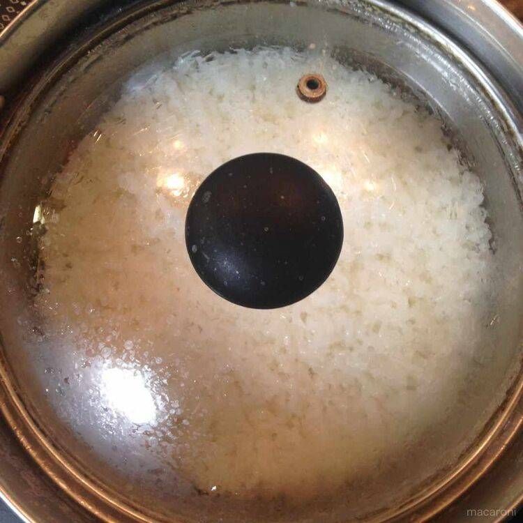 ご飯を蒸らす写真