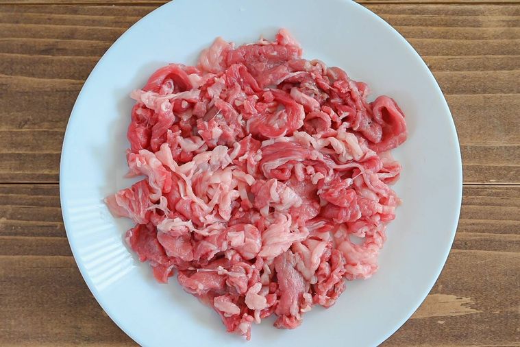 白い皿に入った牛こま肉