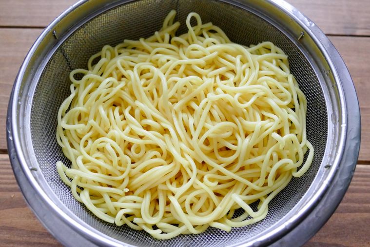 焼きそば麺をザルの上でほぐした様子