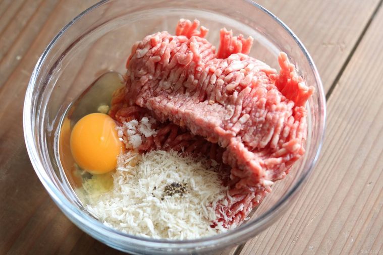 ボウルの中に入った卵、合い挽き肉、パン粉