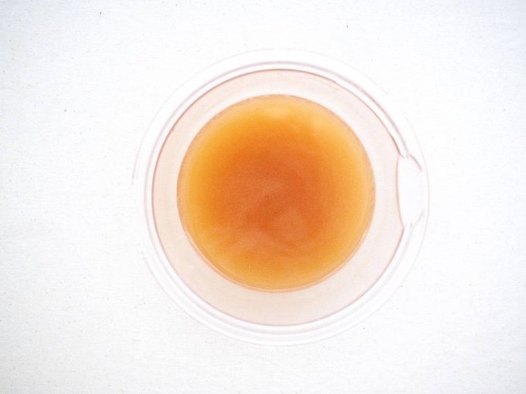 透明なボウルに入れた調味液