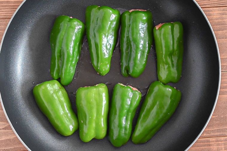 フライパンに入ったピーマンの肉詰め
