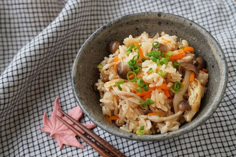 グレーの茶碗に盛ったしめじご飯