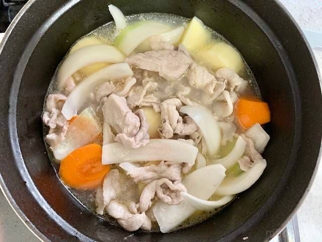 水を入れて煮立たせている肉じゃがの鍋