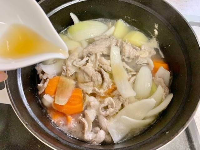 白出しを加えて煮込んでいる肉じゃがの鍋