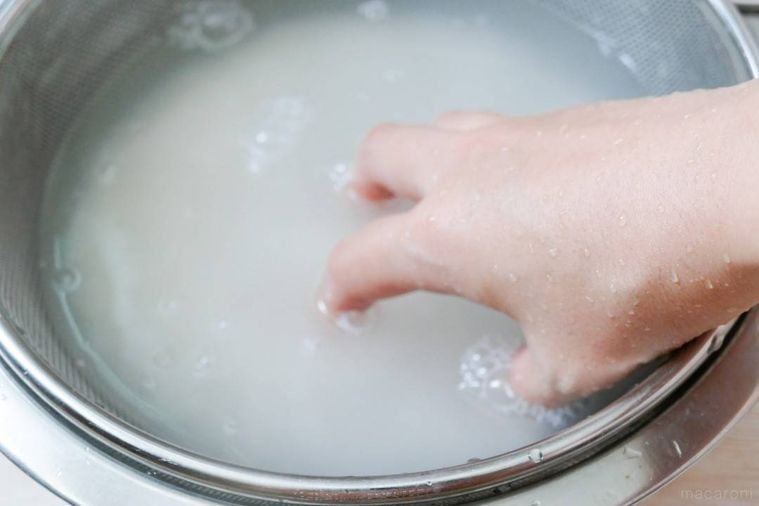 お米を手で研ぐ様子