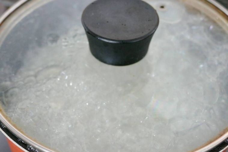 沸騰して泡が出ている鍋