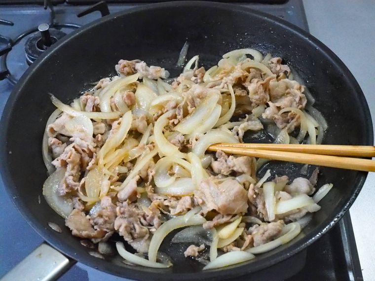 調味料の水分を飛ばしている様子