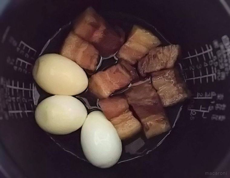 炊飯釜の中の豚肉とゆで卵