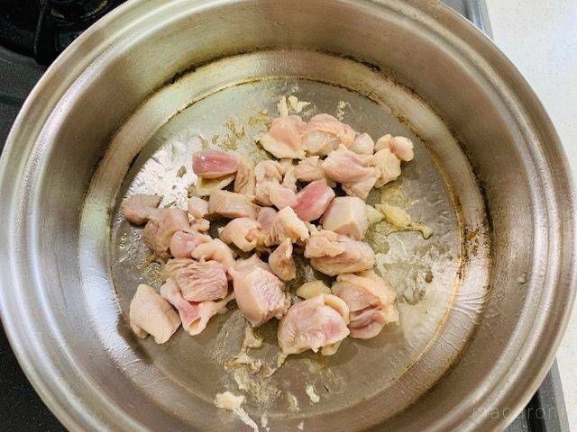 ゴマ油で炒めた鶏肉が入った鍋