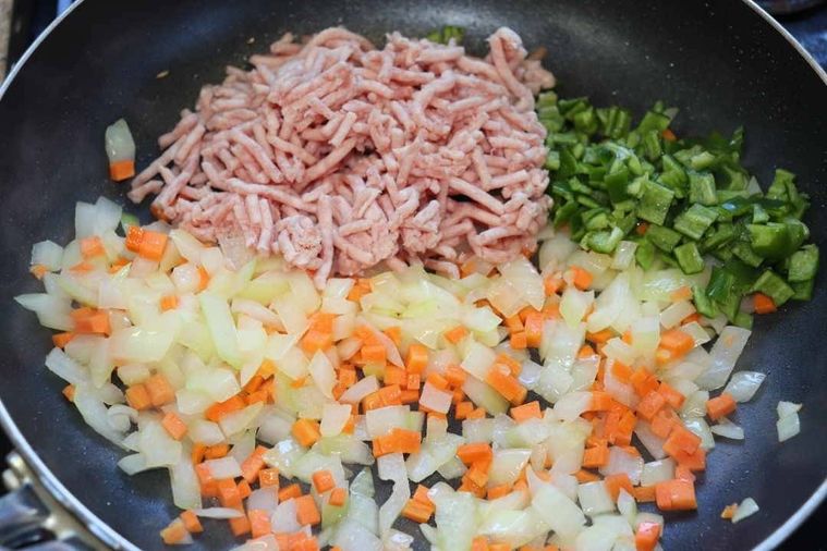 炒めた玉ねぎと生のひき肉とピーマンとフライパン