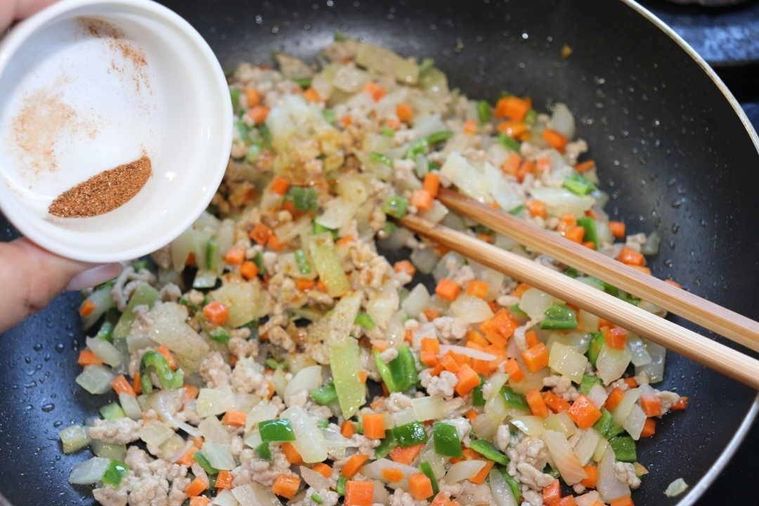 炒めた具とナツメグと菜ばしとフライパン