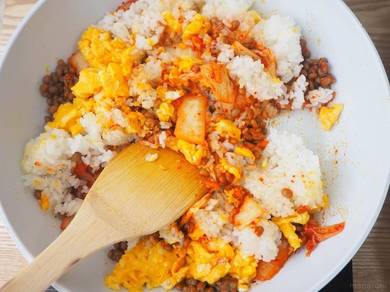 フライパンで納豆キムチチャーハンを炒める様子