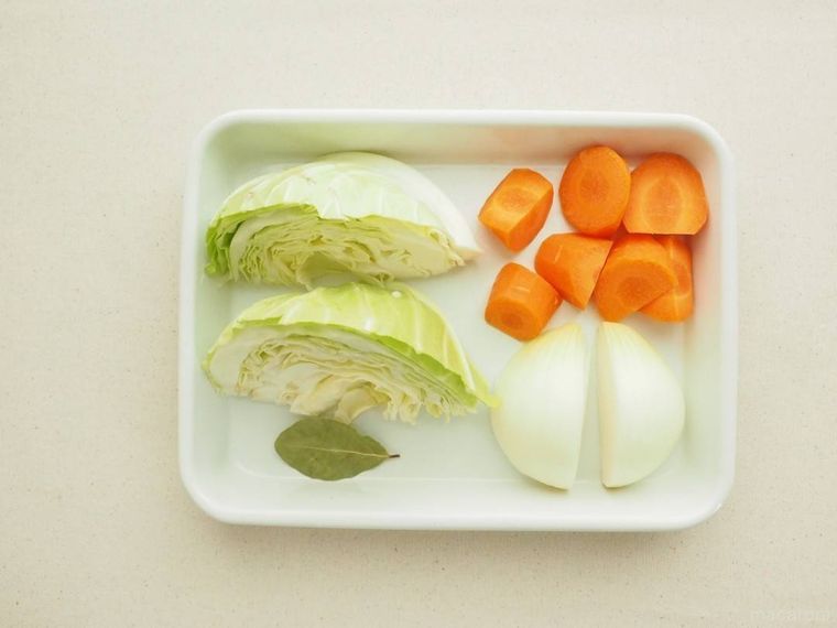 白いバットにのったカット済みの野菜とローリエ