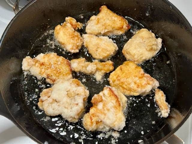 裏面を揚げ焼きにしている鶏もも肉