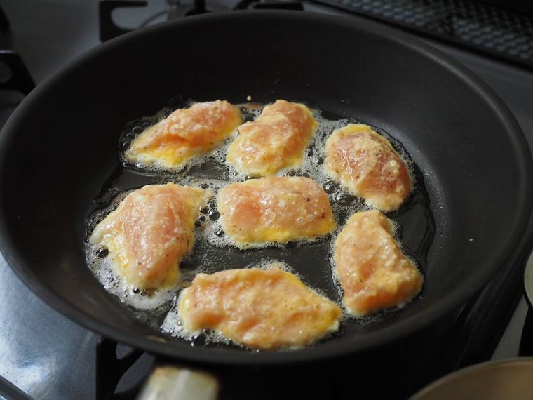 フライパンで鶏ささみのピカタを焼いている様子