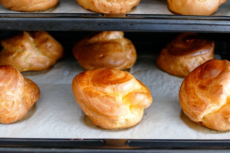 焼き上がったシュー生地が並ぶオーブンの天板