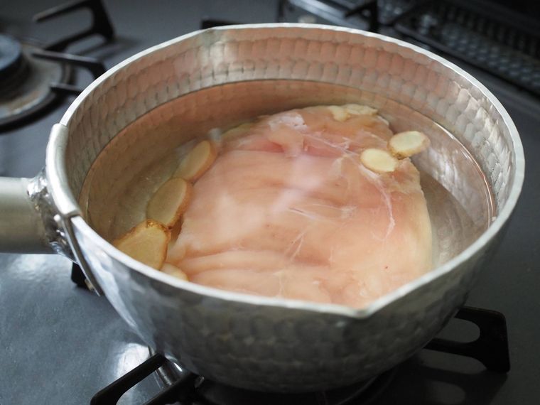 鍋に入れたゆで鶏の材料