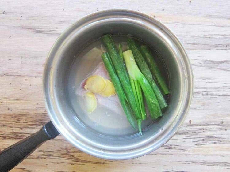 鍋の中にお湯と酒を入れた様子