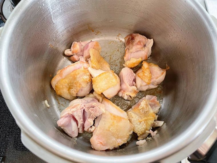 圧力鍋で焼いた鶏もも肉を返した様子