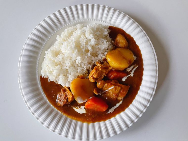 白いお皿にごはん、カレーを盛り付けた様子