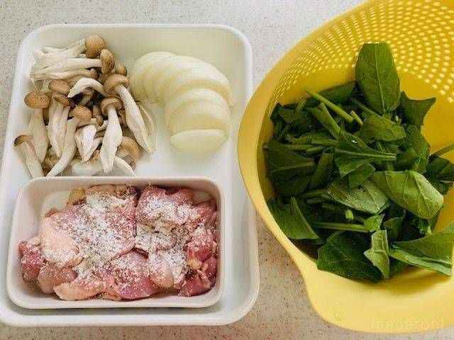 下味をつけて小麦粉をふるった鶏肉や、下ごしらえ済のほうれん草など