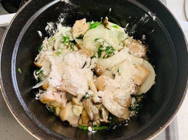 小麦粉をまぶしている、鍋で炒めたほうれん草などの具材