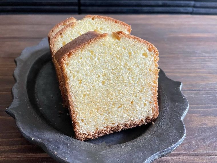 黒い皿に盛り付けた、カットしたパウンドケーキ