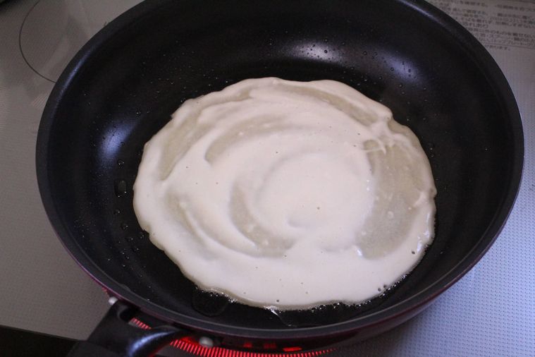 フライパンにキャベツ焼きの生地を入れた様子