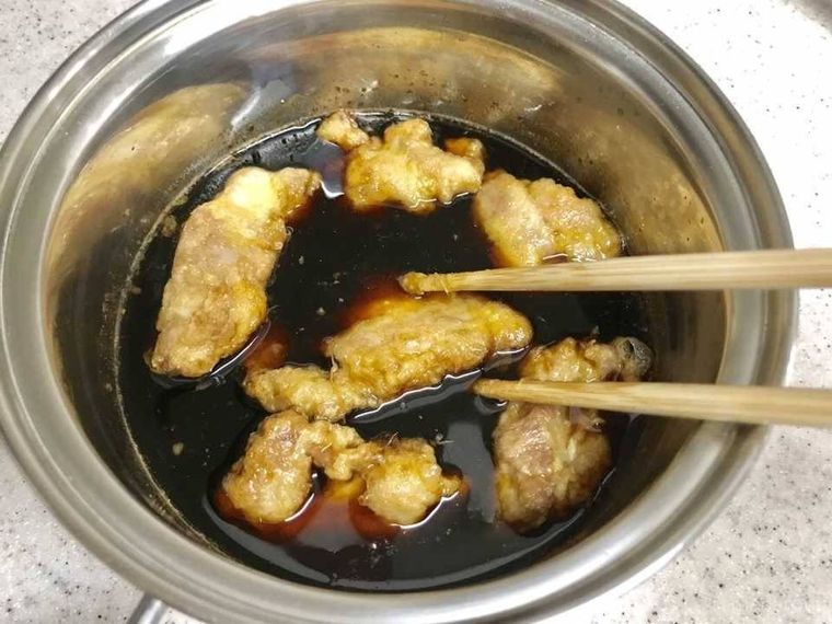 南蛮酢に鶏肉を漬けている様子