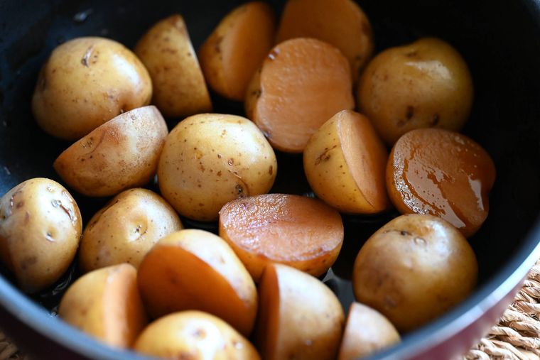 鍋で新じゃがいもを煮詰めている様子