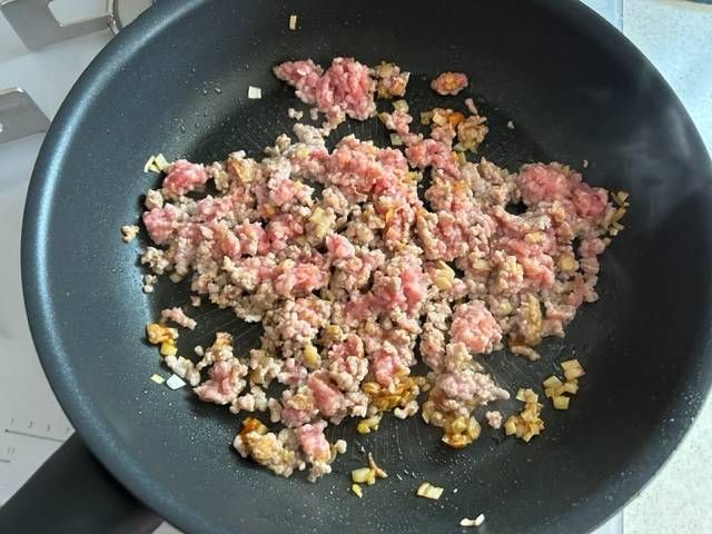 フライパンで炒めている豚ひき肉