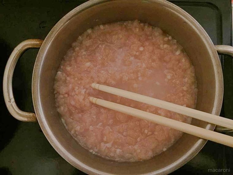 鍋で鶏そぼろをほぐす様子