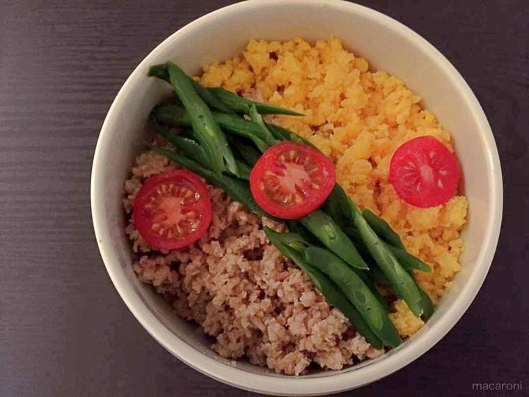 白い食器に盛られた鶏そぼろ丼