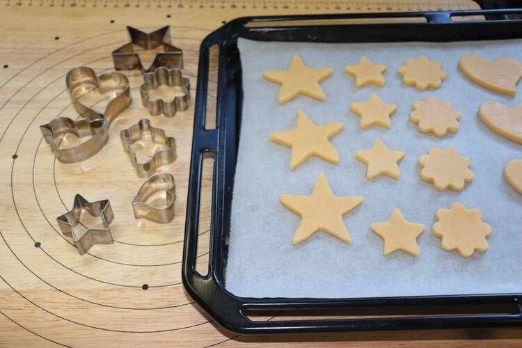 抜いたクッキー生地と天板、クッキー型