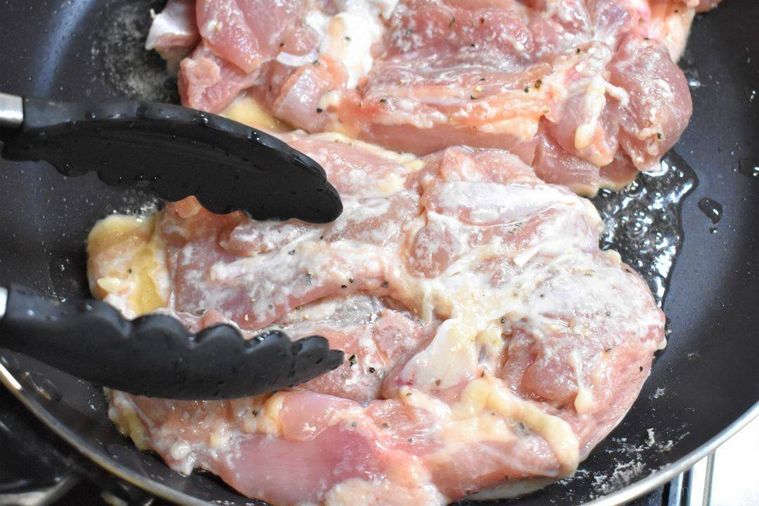 フライパンで鶏肉を皮目から焼く