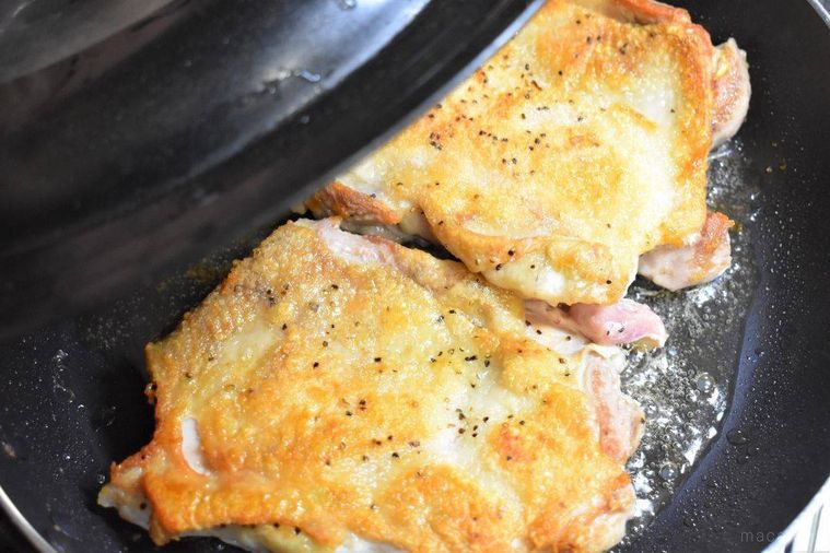 鶏肉をひっくり返して蓋をして蒸し焼きにする