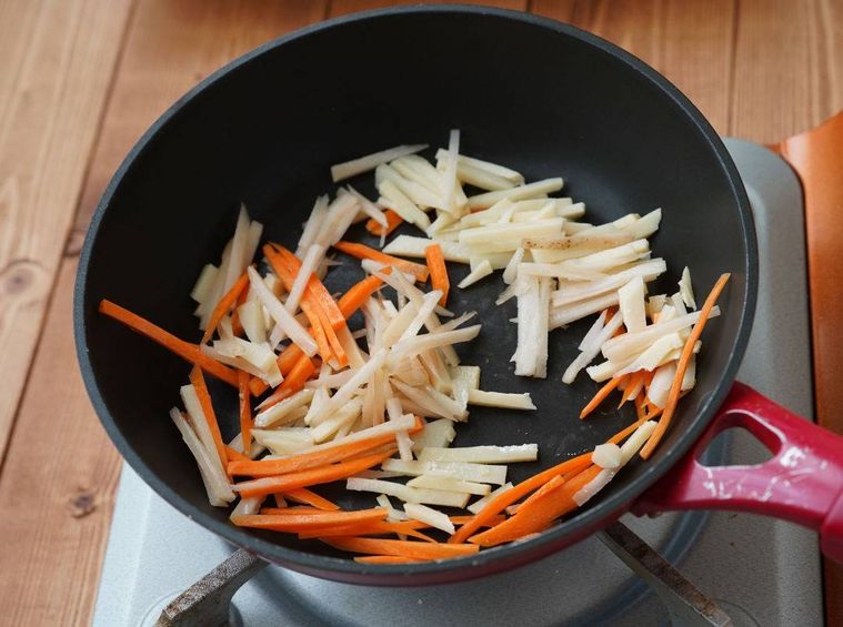 フライパンでたけのこ・にんじん・れんこんを炒めている様子