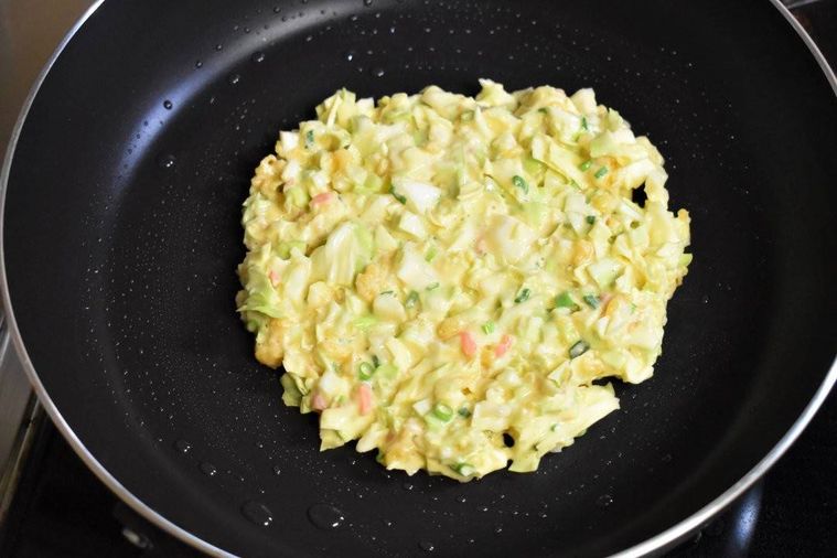 フライパンの上に広げられた山芋入りお好み焼きの生地