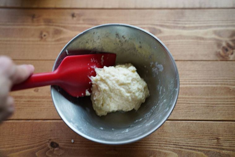 ボウルに入ったホットケーキミックスと水を合わせて生地を作る