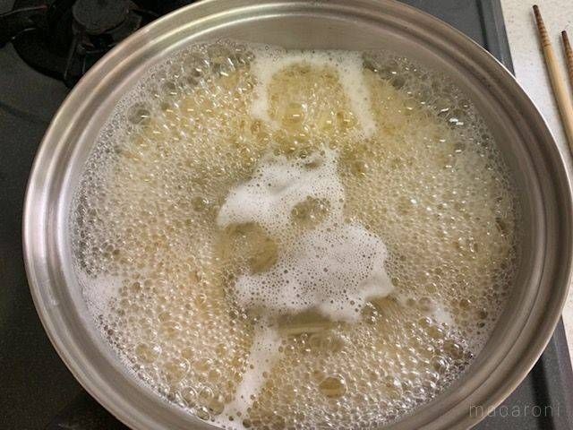 パスタをゆでている鍋