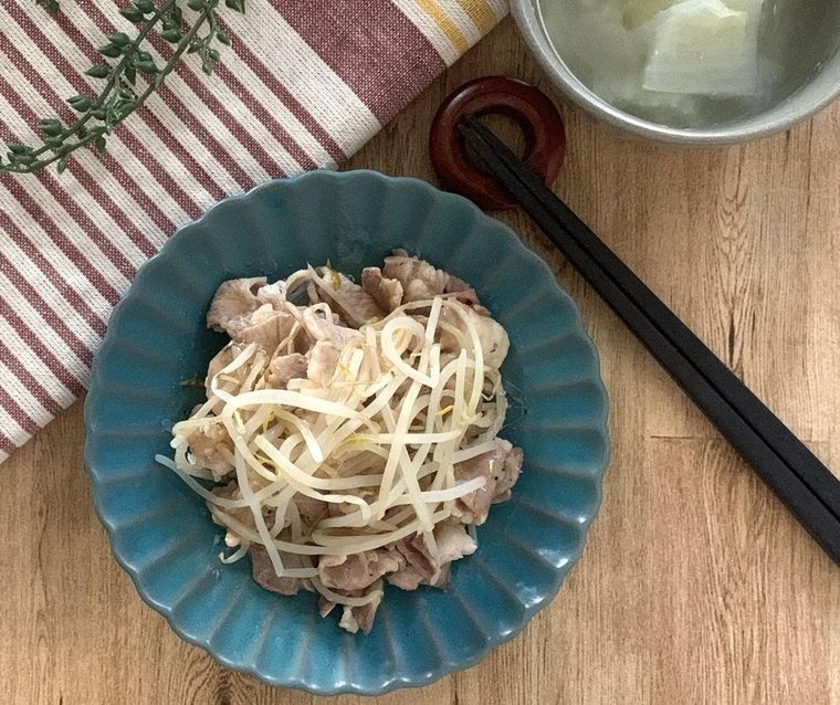 皿に盛られた豚肉ともやしの炒めもの