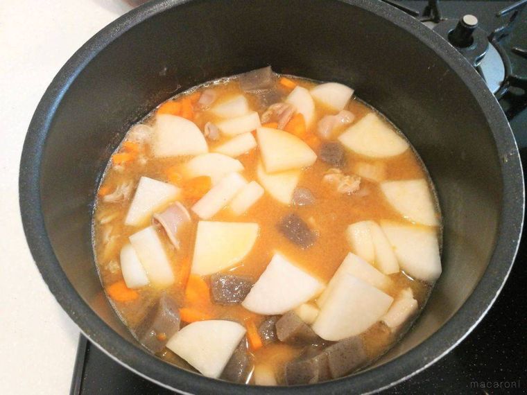 鍋に野菜とこんにゃく、調味料を加えたところ