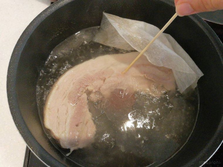 豚肉に串を通す様子